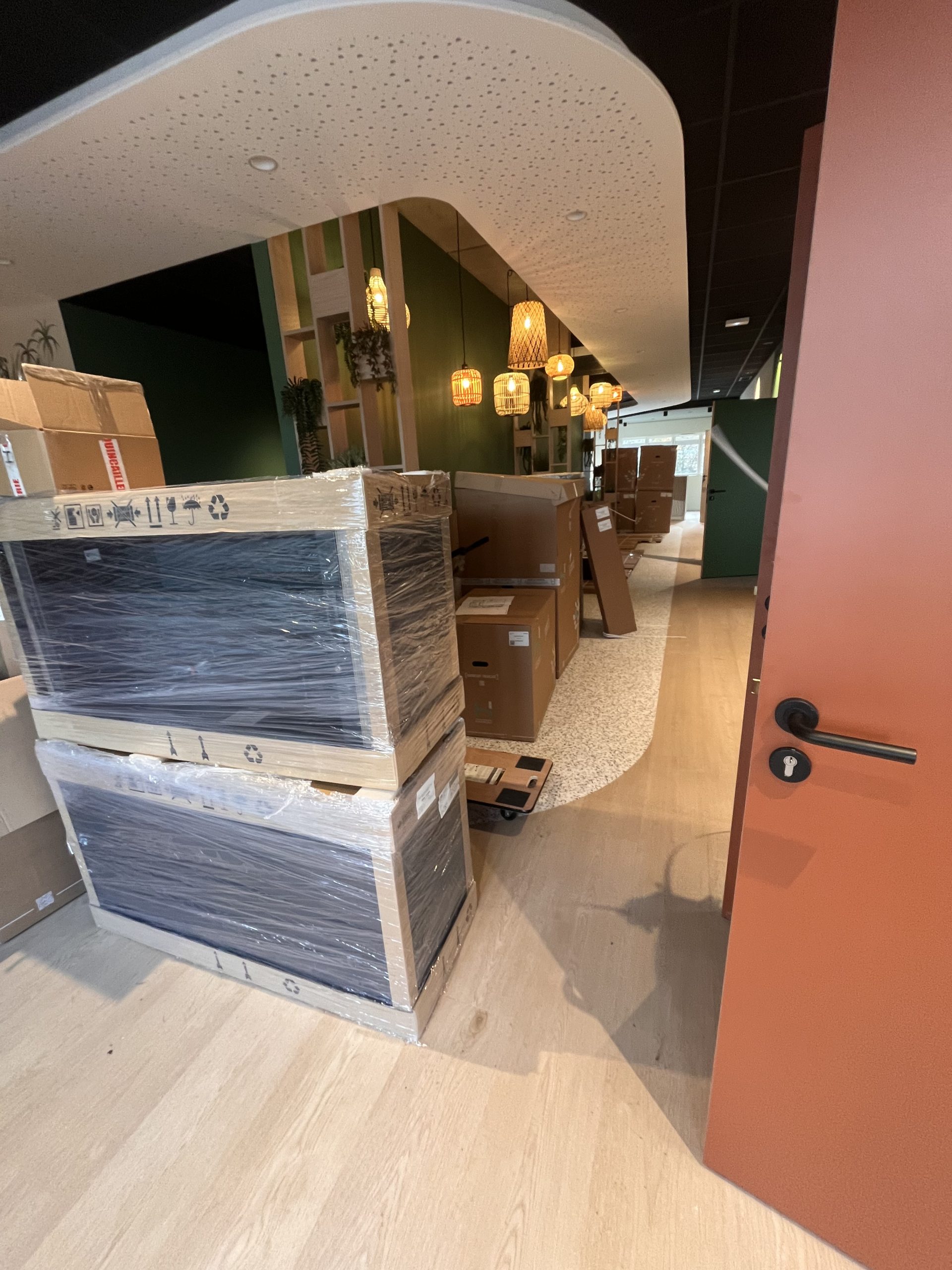 Livraison et installation de mobilier de bureau professionnel par O-Bureau